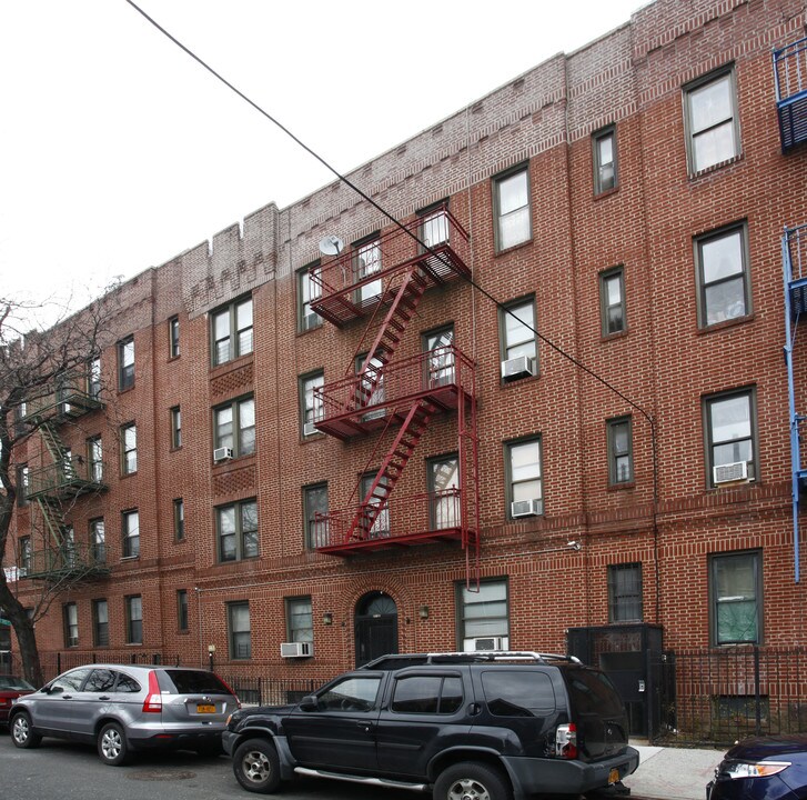 41-05 95th St in Flushing, NY - Foto de edificio