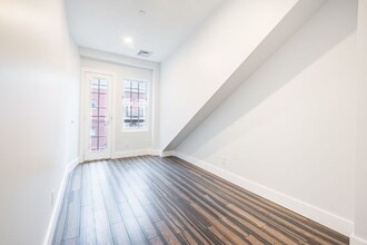 108 South St, Unit #4 in New York, NY - Building Photo - Building Photo