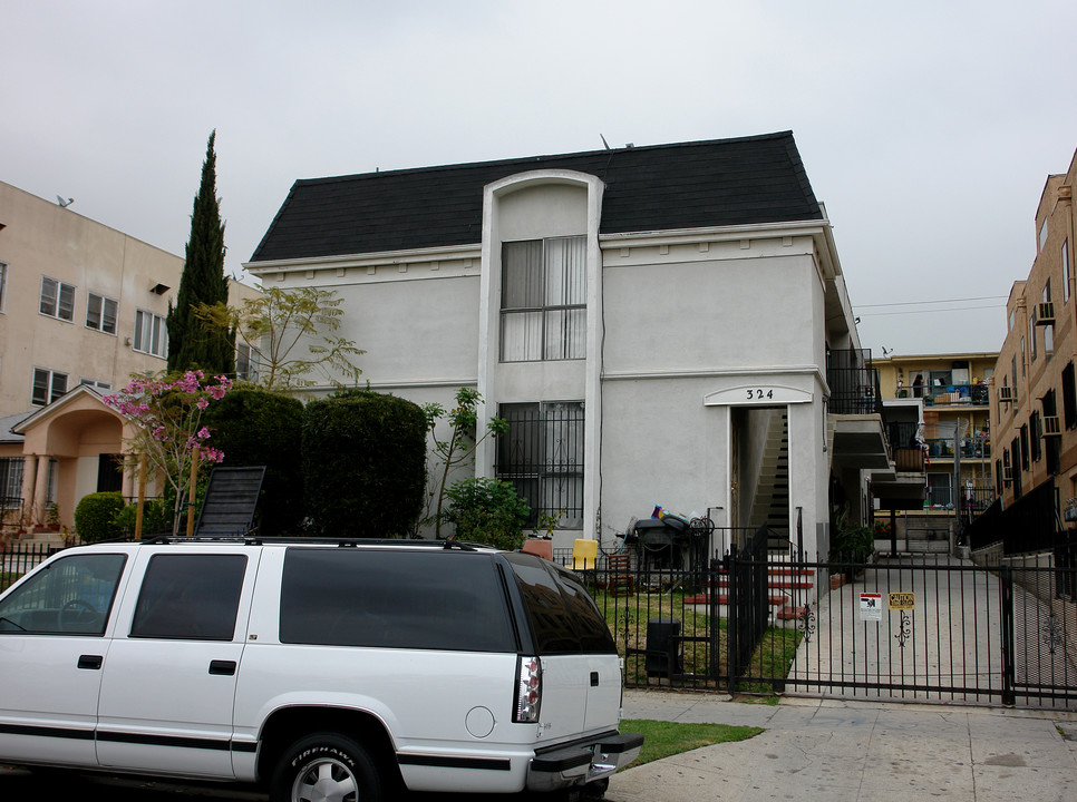 324 N Heliotrope Dr in Los Angeles, CA - Foto de edificio