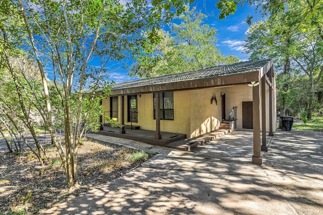 property at 32 E Rivercrest Dr