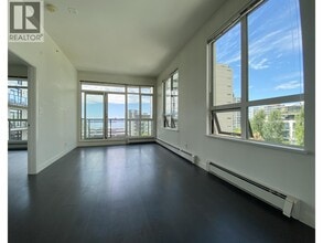 105 2nd St W in North Vancouver, BC - Building Photo - Building Photo