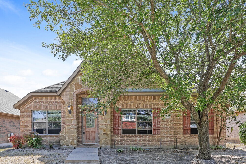 221 Dancing Light Ln in Red Oak, TX - Building Photo