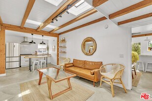 718 Vernon Ave in Los Angeles, CA - Building Photo