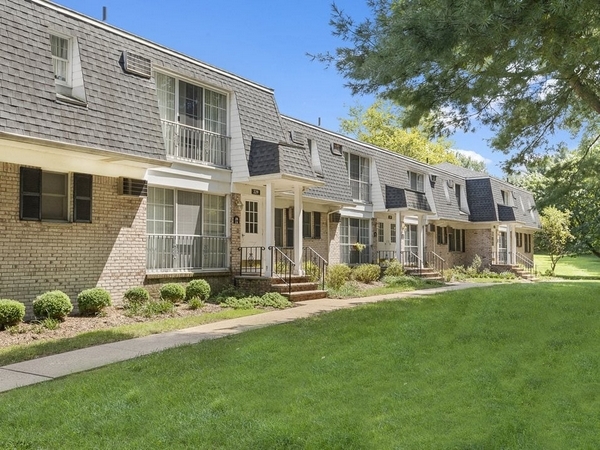 Village on the Green Apartments in River Vale, NJ - Building Photo - Building Photo