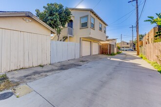 4208 Van Dyke Ave in San Diego, CA - Foto de edificio - Building Photo