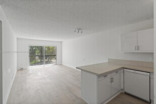 8005 Lake Dr in Doral, FL - Building Photo