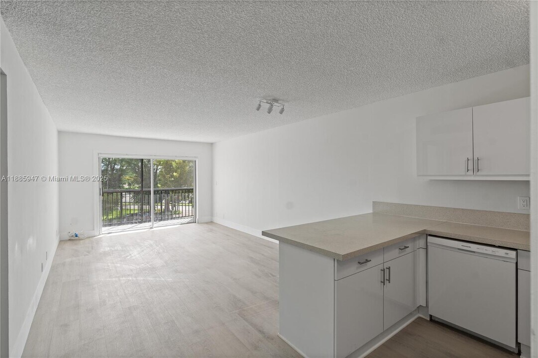 8005 Lake Dr in Doral, FL - Building Photo