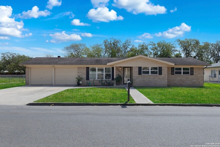 1228 Rivercrest Dr in New Braunfels, TX - Foto de edificio