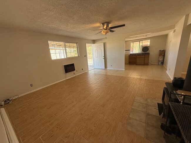 13971 Fairview Valley Rd in Apple Valley, CA - Foto de edificio - Building Photo