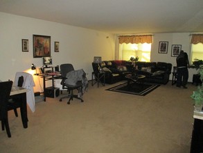 330 Willow Ave in Joliet, IL - Building Photo - Interior Photo