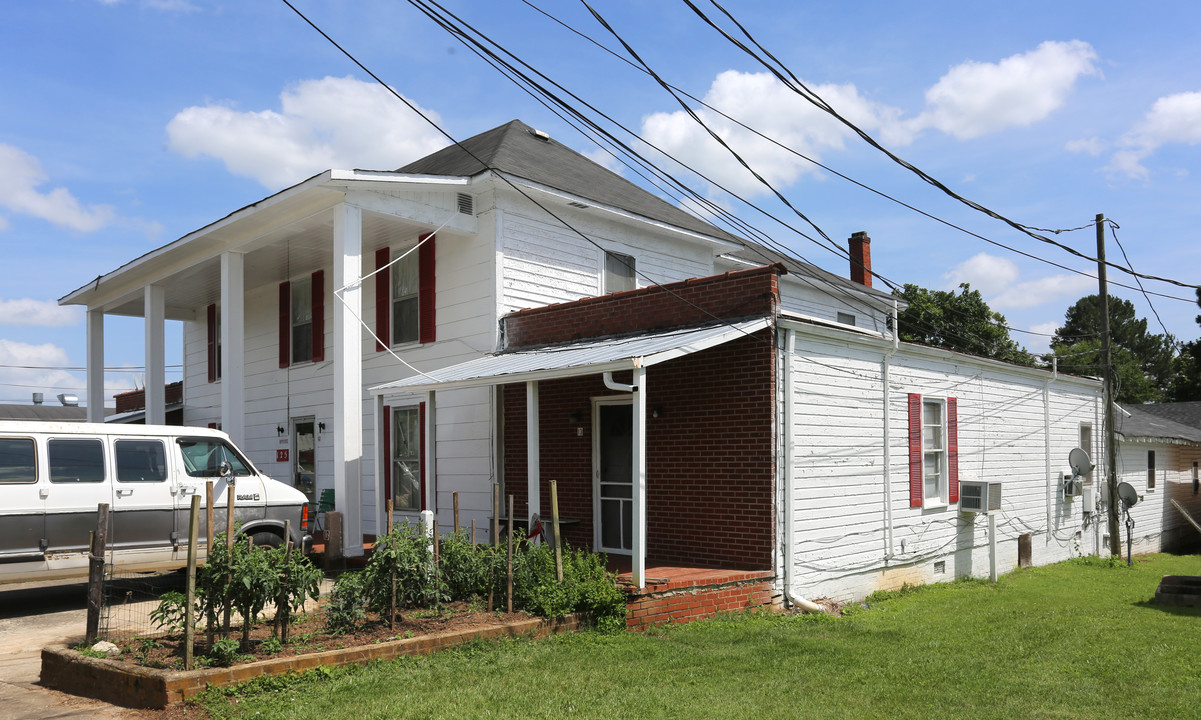 125 W Main St in Yadkinville, NC - Building Photo