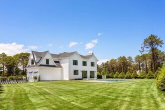 16 Cheviot Rd in Southampton, NY - Building Photo - Building Photo