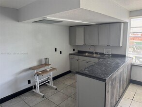 2435 N Dixie Hwy in Wilton Manors, FL - Foto de edificio - Building Photo