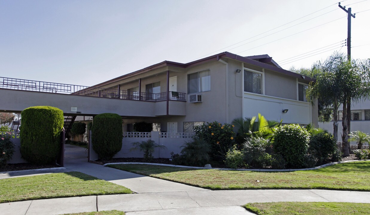 660 Wedgewood Ave in Upland, CA - Foto de edificio