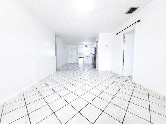 14002 NE 6th Ave in North Miami, FL - Foto de edificio - Building Photo