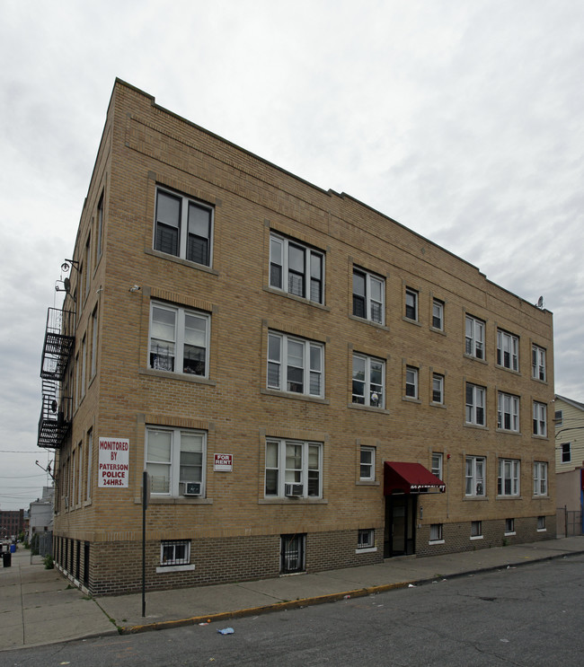 92 Carroll St in Paterson, NJ - Building Photo - Building Photo