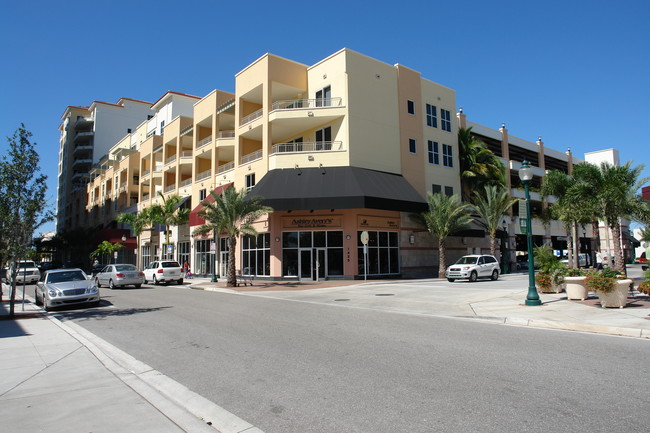 One Hundred Central in Sarasota, FL - Foto de edificio - Building Photo