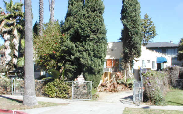 7277 Willoughby Ave in Los Angeles, CA - Building Photo