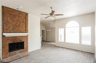 2330 Stillwater Dr in Mesquite, TX - Foto de edificio - Building Photo