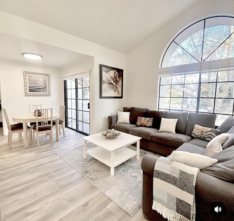 1261 Franciscan Ct in Carpinteria, CA - Building Photo