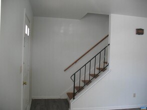 270 Albert Ct in Charlottesville, VA - Foto de edificio - Building Photo