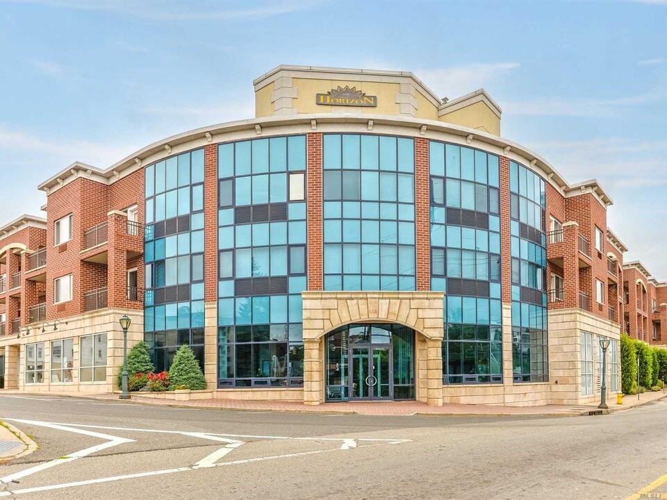 130 Post Ave, Unit 323 in Westbury, NY - Building Photo