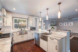 3585 Merrell Rd in Dallas, TX - Building Photo - Building Photo