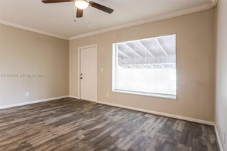 1078 NE 157th St in North Miami Beach, FL - Foto de edificio - Building Photo