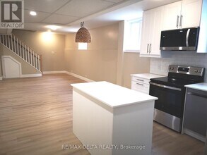 981 Lola St in Ottawa, ON - Building Photo - Building Photo