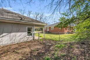 305 Old West Point Rd, Unit 305 Old West Point Rd #A in Starkville, MS - Building Photo