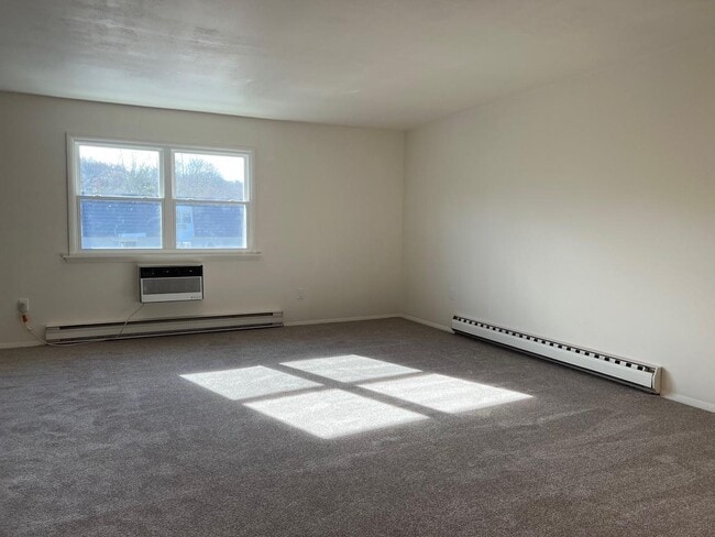 8 White Gate Rd in Wappingers Falls, NY - Building Photo - Building Photo