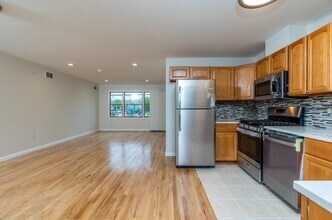 325 Claremont Ave in Jersey City, NJ - Building Photo - Building Photo