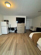 18311 NW 86th Ave in Hialeah, FL - Foto de edificio - Building Photo