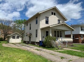 296 E State St in Athens, OH - Building Photo