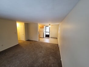 16 Bucks Way, Unit 2 in Tiverton, RI - Foto de edificio - Building Photo