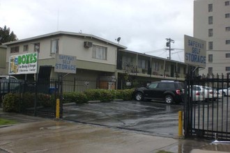 121 S Oxford Ave in Los Angeles, CA - Foto de edificio - Building Photo