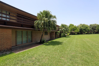 Lakeside Apartments in Brownsville, TX - Building Photo - Building Photo