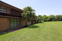 Lakeside Apartments in Brownsville, TX - Foto de edificio - Building Photo