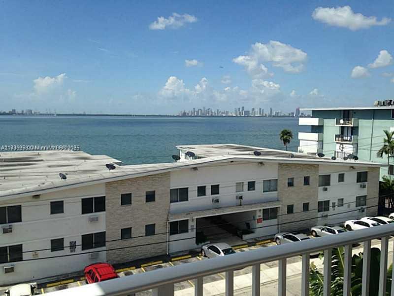 1801 S Treasure Dr in North Bay Village, FL - Building Photo