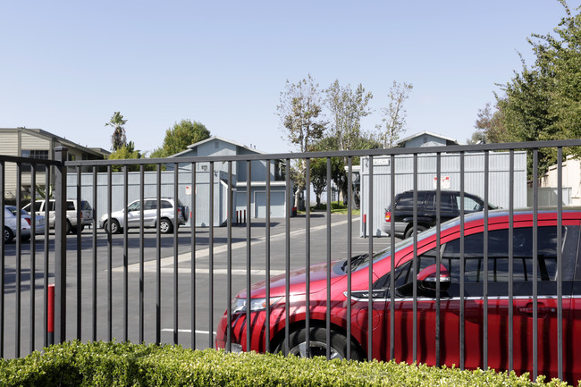 Pacific Bluff Apartments in Costa Mesa, CA - Foto de edificio - Building Photo