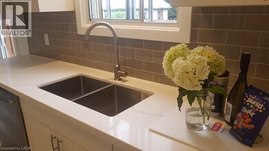 203 Erb St E in Waterloo, ON - Building Photo - Building Photo