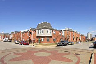 Kings Louis Square Apartments in St. Louis, MO - Building Photo