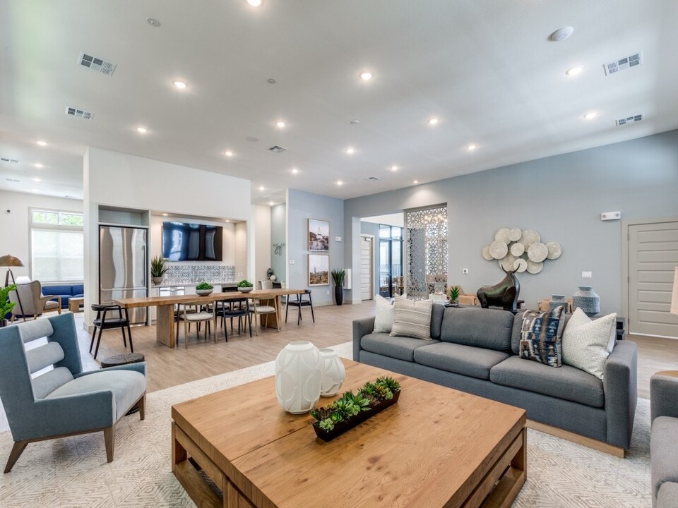 Carson Crossing in Austin, TX - Building Photo