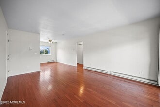 330 Shore Dr in Highlands, NJ - Foto de edificio - Building Photo