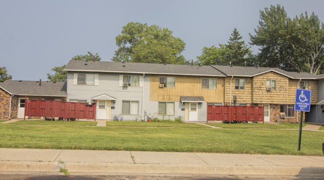 Manchester Knolls Cooperative in North Chicago, IL - Building Photo - Building Photo