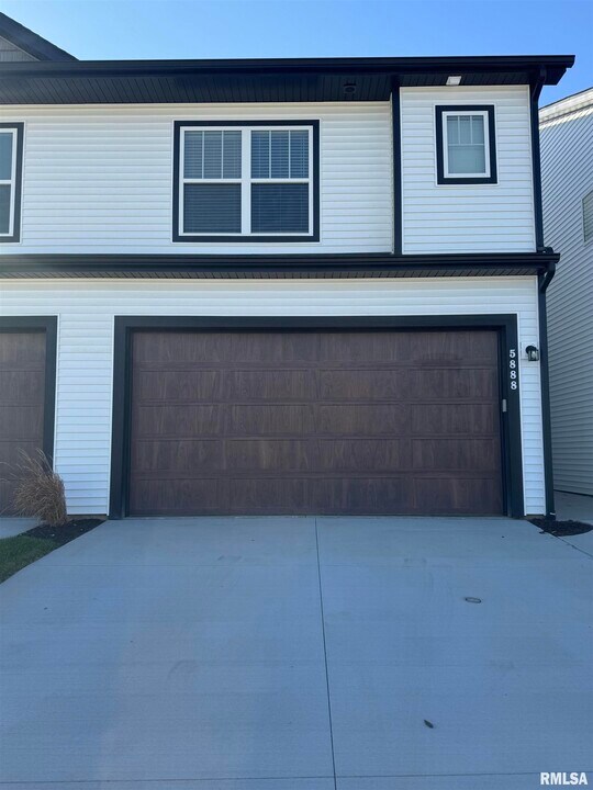 5888 Butterfield Ct in Bettendorf, IA - Building Photo