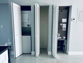 9630 SW Grand Canal Dr in Miami, FL - Building Photo - Building Photo