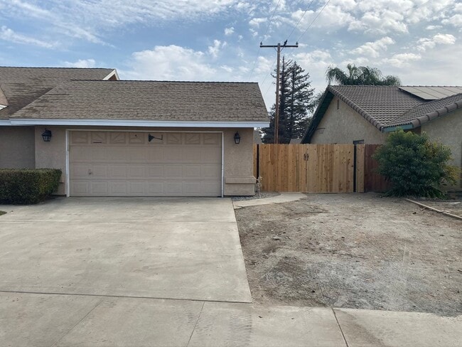 2096 Alcott St in Tulare, CA - Building Photo - Building Photo
