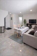 49 Gladys St in Lindenhurst, NY - Foto de edificio - Building Photo