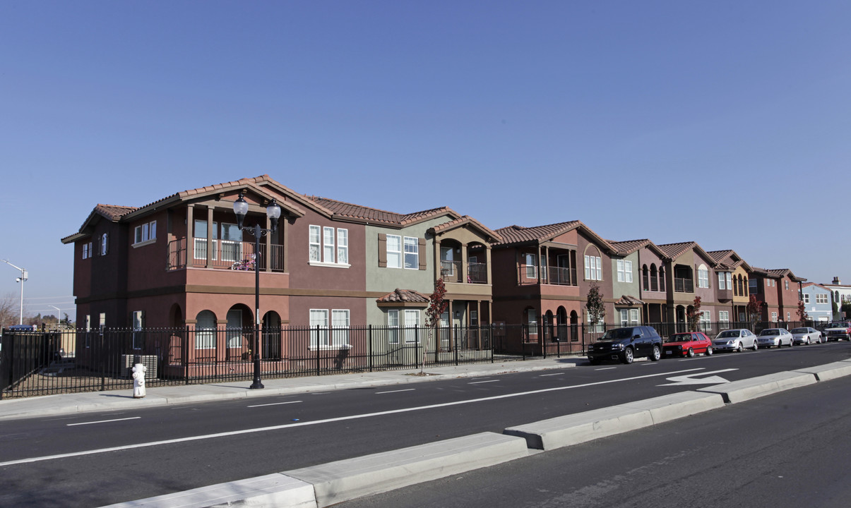 La Almenara in Pittsburg, CA - Foto de edificio